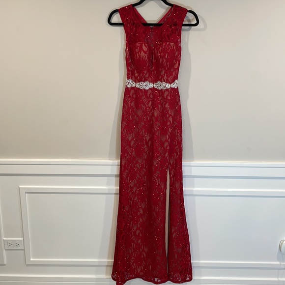 Red lace & glitter gown (5) - Picture 3 of 16